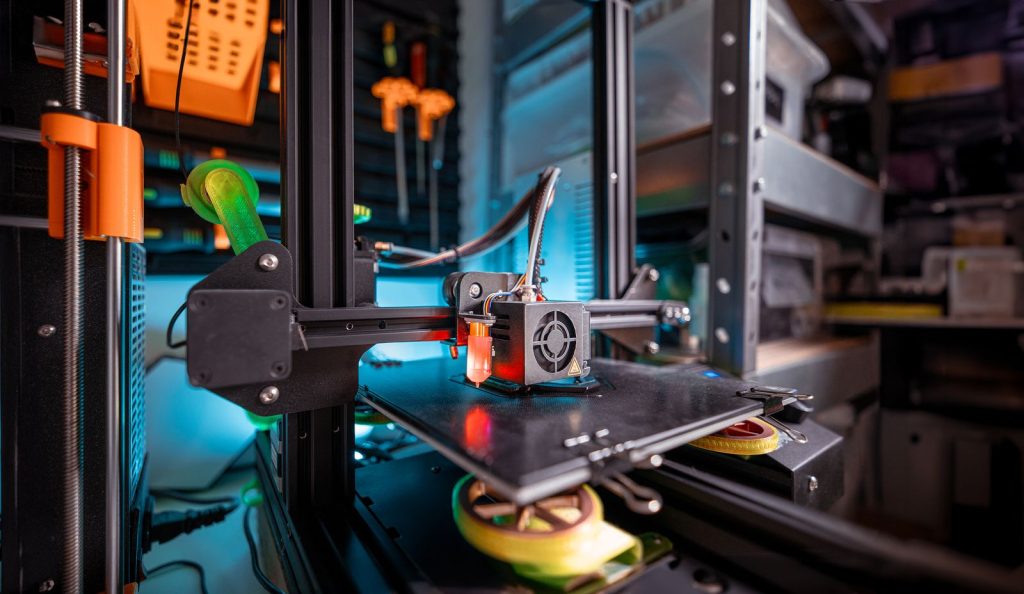Drukarka 3D w trakcie pracy w domowej pracowni
