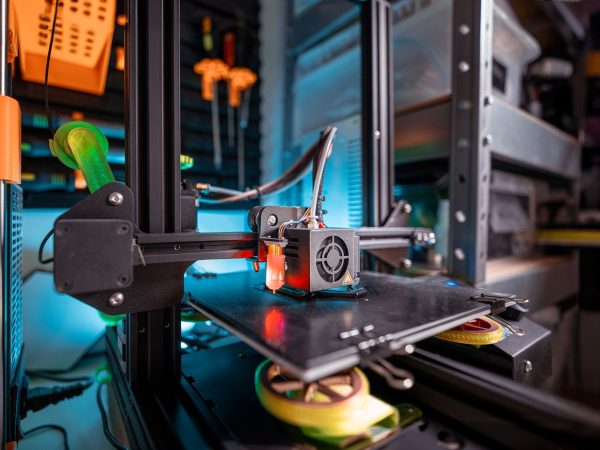 Drukarka 3D w trakcie pracy w domowej pracowni